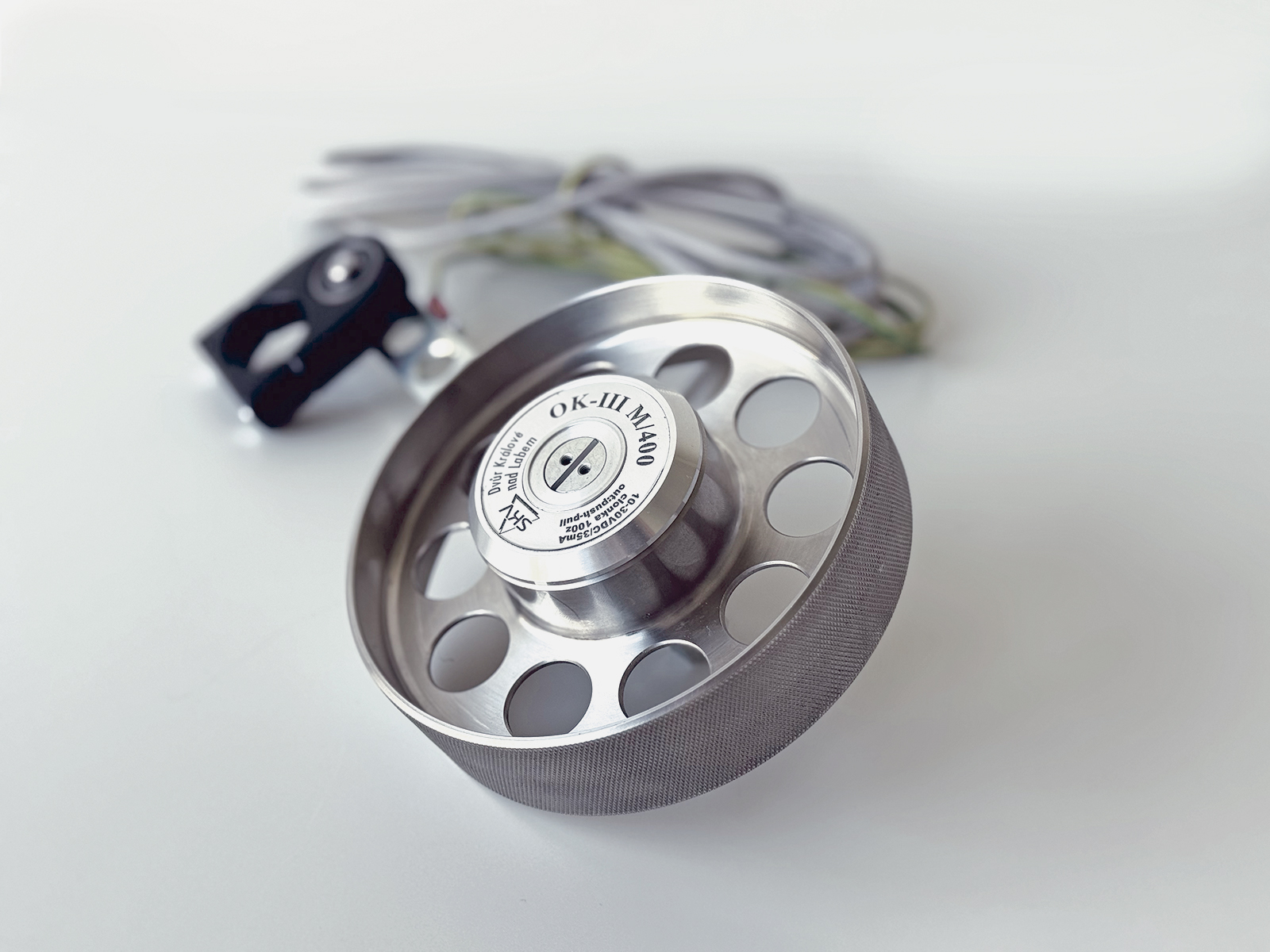 OK-III M/400 z nerezové oceli s povrchem kosoúhle rádlovaným OK-III M/400 z nerezové oceli s povrchem kosoúhle rádlovaným